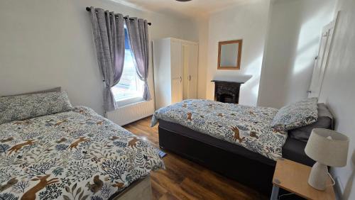 Alverstoke House | Prince Alfred , 3 bed slp 8 Dog-friendly Gosport town-house