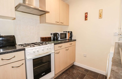 Skinningrove Cottage | PRINCE COTTAGE, pet friendly, with a garden in Skinningrove