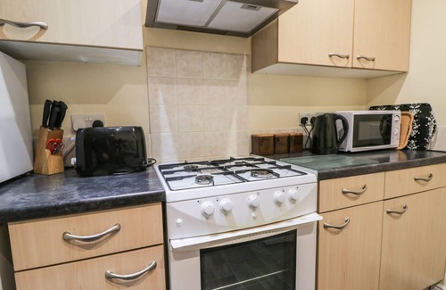 Skinningrove Cottage | PRINCE COTTAGE, pet friendly, with a garden in Skinningrove