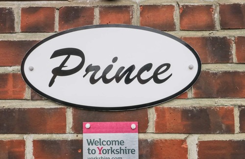 Skinningrove Cottage | PRINCE COTTAGE, pet friendly, with a garden in Skinningrove