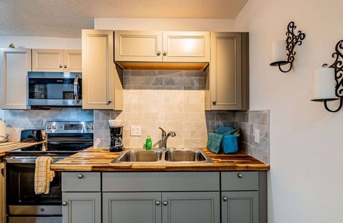 University Heights Apartment | Princeton Suite 12 Overlooking NobHill