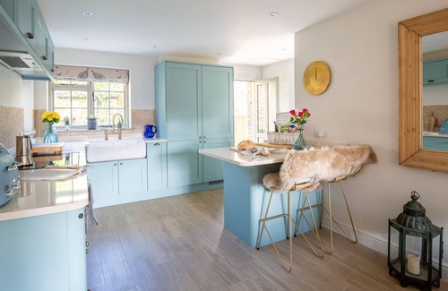 Charlbury Cottage | Priory Cottage - sleeps 8 guests in 3 bedrooms
