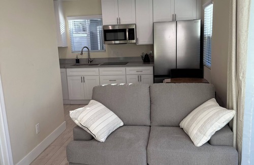Northwest Anaheim House | Pristine 1-bedroom house 15 minutes to Disneyland and walk to Knotts Berry Farms