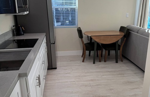 Northwest Anaheim House | Pristine 1-bedroom house 15 minutes to Disneyland and walk to Knotts Berry Farms