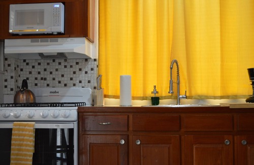 Belize City House | Pristine 1 Bedroom1 Bathroom Bungalow in Belize City
