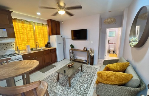 Belize City House | Pristine 1 Bedroom1 Bathroom Bungalow in Belize City