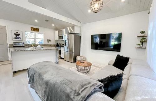 Sunset Park House | Pristine 1BD/1BA Bungalow + Hot Tub - Ocean Park