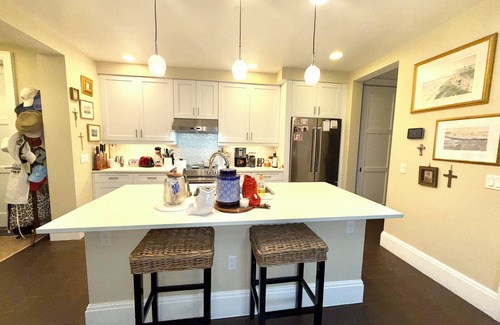 Redevelopment Area Condo | Pristine 2-bed condo +den w/daybed, a block and a half to Downtown Olde Naples.