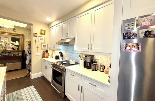 Redevelopment Area Condo | Pristine 2-bed condo +den w/daybed, a block and a half to Downtown Olde Naples.