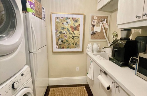 Redevelopment Area Condo | Pristine 2-bed condo +den w/daybed, a block and a half to Downtown Olde Naples.
