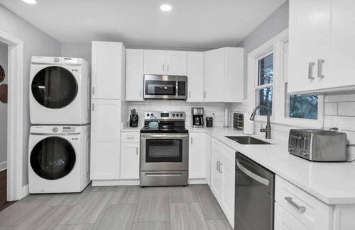 Columbia House | Pristine 3BR | Centrally located & Pet Friendly
