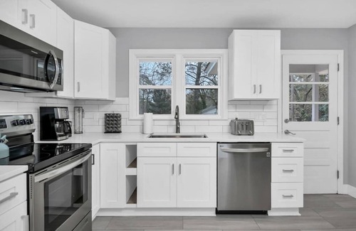 Columbia House | Pristine 3BR | Centrally located & Pet Friendly