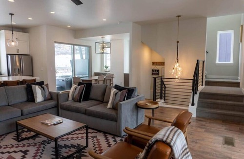 Deer Mountain House | Pristine 3BR w/Hot Tub - 15min to Park City!