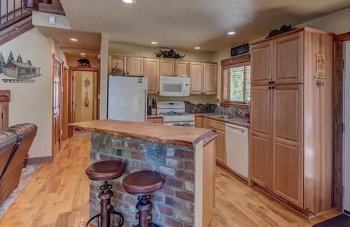 Crescent House | Pristine 4 seasons cabin with 9 beds & hot tub
