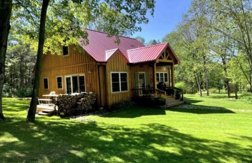 Naples House | Pristine and Cozy Cabin Rental Overlooking Pond near Rochester, New York