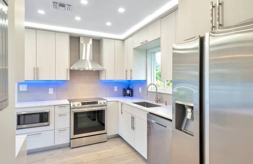 Coral Ridge House | Pristine and Modern Bayview Bungalow With Heated Pool!