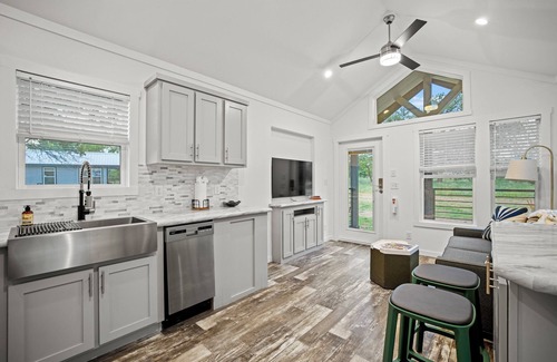 Fredericksburg Cabin | Pristine Classic Cabin at the SKYE Texas Hill Country Resort!