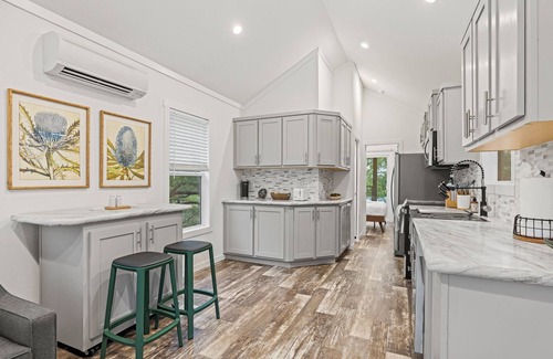 Fredericksburg Cabin | Pristine Classic Cabin at the SKYE Texas Hill Country Resort!