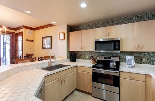 Highlands Townhomes Condo | Pristine - Highlands Slopeside 216 - Ski in/out