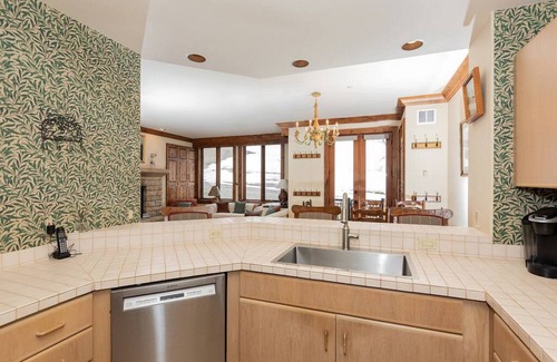 Highlands Townhomes Condo | Pristine - Highlands Slopeside 216 - Ski in/out