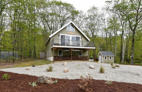 Eidelweiss Village House | Pristine Home Minutes to North Conway, A/C and Fenced Backyard w Gas Fire Pit
