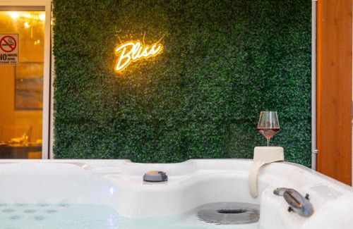 Richardson Apartment | Pristine & Homely Getaway with 6pple hot tub