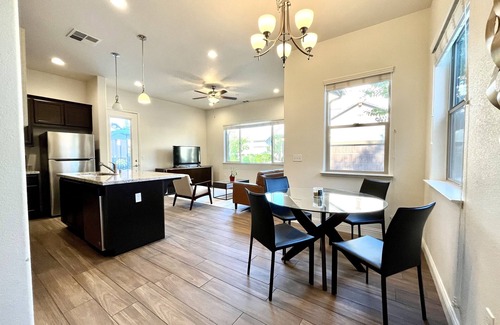 Fresno House | Pristine Luxury Home for Traveling Professionals