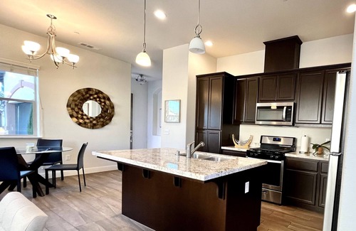 Fresno House | Pristine Luxury Home for Traveling Professionals