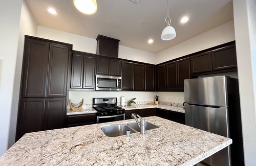 Fresno House | Pristine Luxury Home for Traveling Professionals