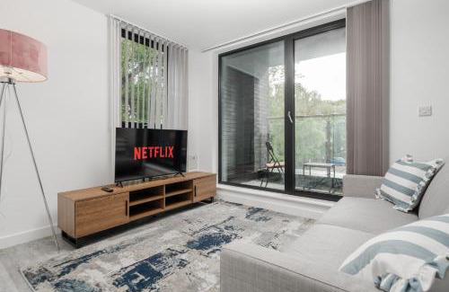 Old Trafford Apartment | Pristine Old Trafford & City Centre 2BD 2BT Apt - Balcony