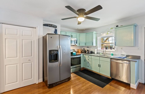 Downtown Baltimore House | Pristine Townhouse With Rooftop Deck Near Canton!