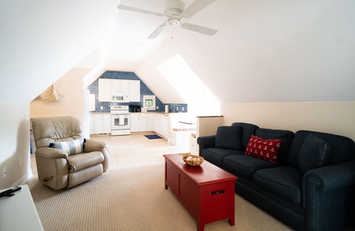 Lakeside House | Pristine Two bedroom getaway near Lake Express Ferry & Lake Michigan