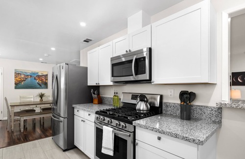 Fresno House | Pristine Upgraded 3B/2Bth w Easy Access to US99