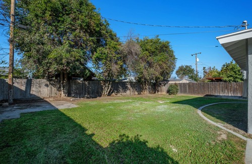 Fresno House | Pristine Upgraded 3B/2Bth w Easy Access to US99