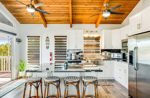 Port Pine Heights House | Pristine Waterfront Charmer - Outdoor Living & Dining, Dock, AC - Snowbirds OK