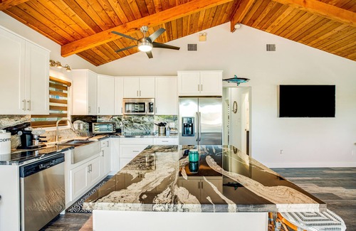 Port Pine Heights House | Pristine Waterfront Charmer - Outdoor Living & Dining, Dock, AC - Snowbirds OK