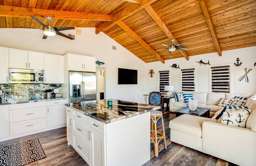 Port Pine Heights House | Pristine Waterfront Charmer - Outdoor Living & Dining, Dock, AC - Snowbirds OK