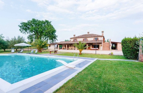 Campli Villa | Private Villa with hot tub, private pool, WIFI, sauna, TV, patio, panoramic view, close to Teramo