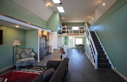 Cortez Apartment | Privacy and Views, Pet-Friendly couples' retreat close to Phil's World