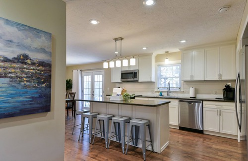 Springfield House | [Privacy Fence] + Firepit + Fully Equipped Kitchen