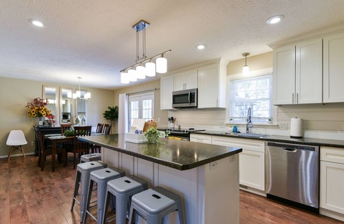 Springfield House | [Privacy Fence] + Firepit + Fully Equipped Kitchen
