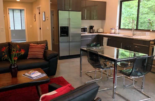 Woodstock House | Privacy & Luxury @ Heart of Woodstock w/Hot Tub