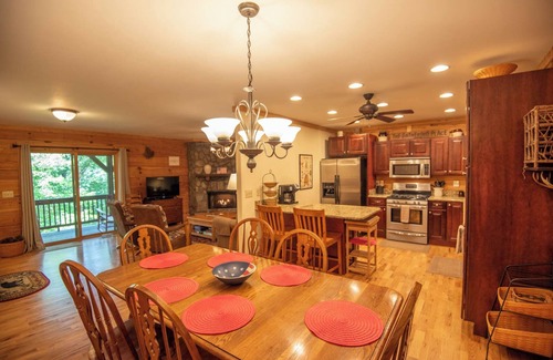 West Jefferson Cabin | Privacy + Pool Table + FIRE PIT & Location!