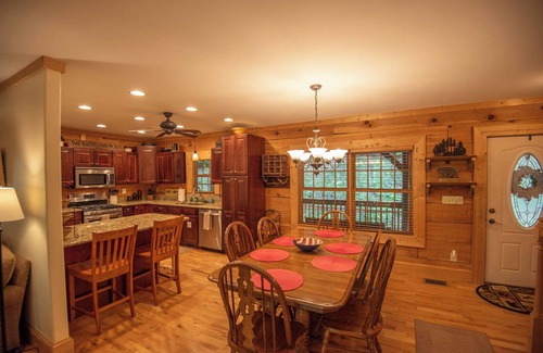 West Jefferson Cabin | Privacy + Pool Table + FIRE PIT & Location!