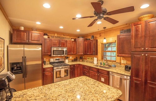 West Jefferson Cabin | Privacy + Pool Table + FIRE PIT & Location!