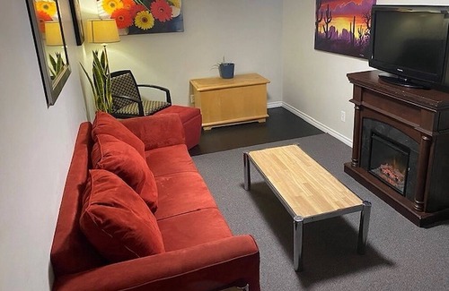 Thunder Bay Apartment | PRIVATE, 1 BDM APT Sleeps 2 . NEAR AIR, TRANSPORT, SHOPS. Quiet nites.