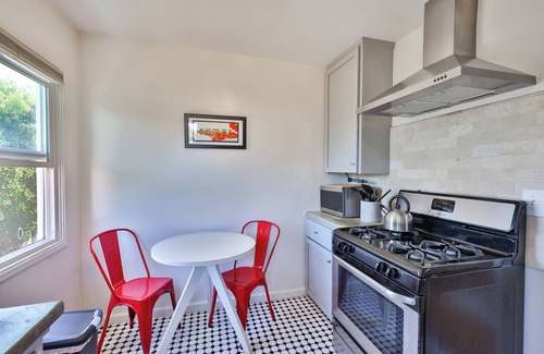South Park Apartment | Private 1 bdrm apartment Balboa Park + Zoo steps away, EASY PKNG + HotTub + W/D