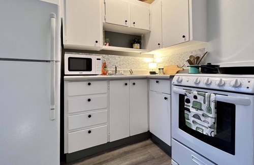 Barrie House | Private 1 Bedroom Apartment - Steps To Waterfront/Downtown