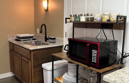 Woodstock Apartment | Private 1 Bedroom Basement Apartment for SOLO TRAVELERS ONLY