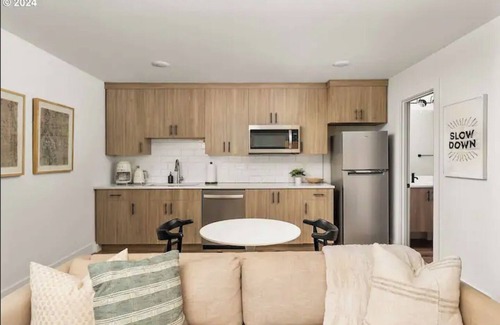 Richmond House | Private 1-bedroom Retreat in South East Portland with WiFi. Animal friendly.